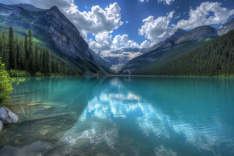 赏析：这幅下联“山东山西无东西”与上联“湖南湖北有南北”相映成趣。下联以山东、山