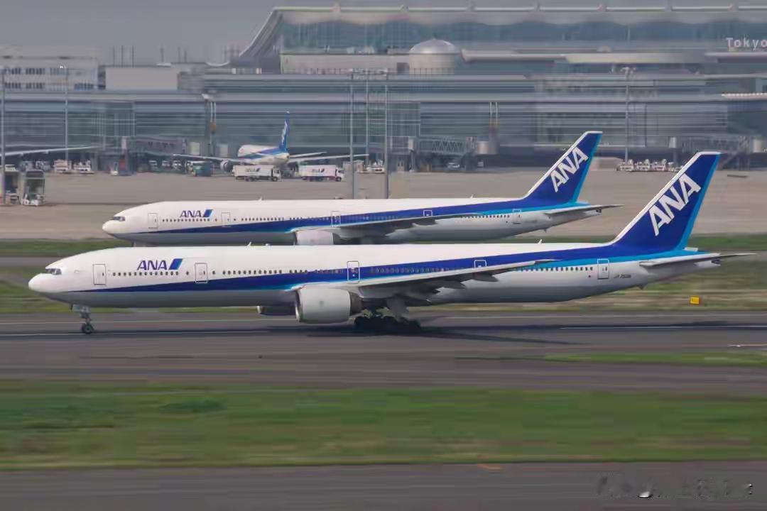 为什么有很多军事专家和自媒体说:

我们的战机比美国的战机先进，比如歼20比F2