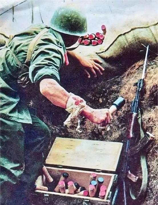 1984年，老山战斗，一22岁战士误闯入一个山洞，他发现里面竟都是女人。然而，就