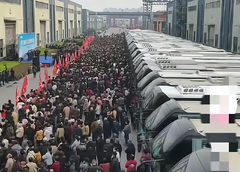 3月24日，河南矿山集团老板崔培军请4000余名员工的父母免费游江南，

而且是