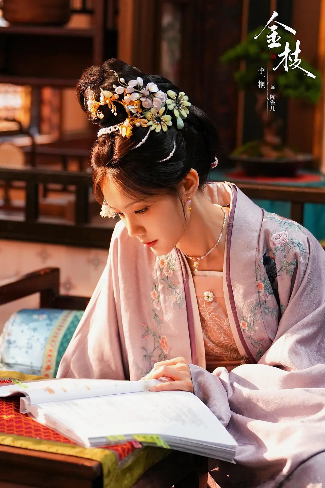 奴籍少女陈雀儿被错认成郡主，踏入国公府后不甘为傀儡。她凭智谋打造商业王国，以“仙