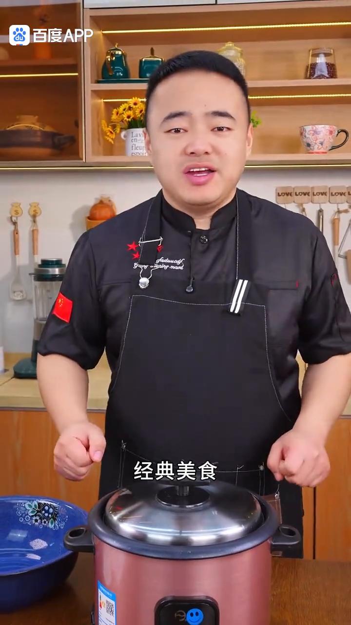 大家注意看了，把鸡腿倒入电饭锅里，然后再加一碗鹌鹑蛋，盖上盖子，这剁出来就是大人
