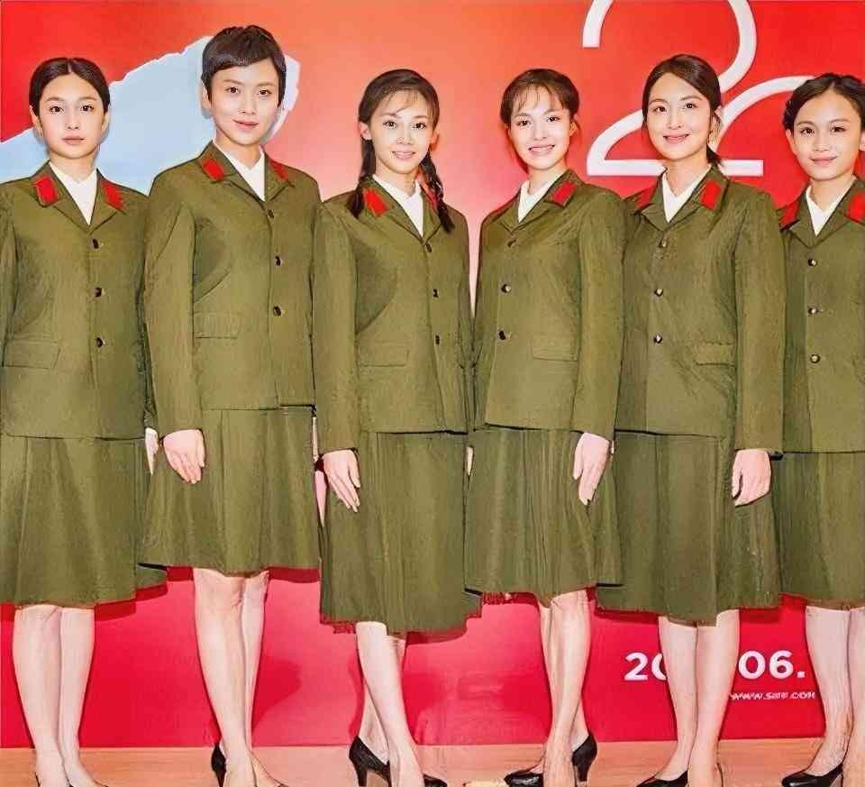 六年。 
就六年。 
当年那身军装一脱，我以为看的是同一个起跑线。 
钟楚曦在红