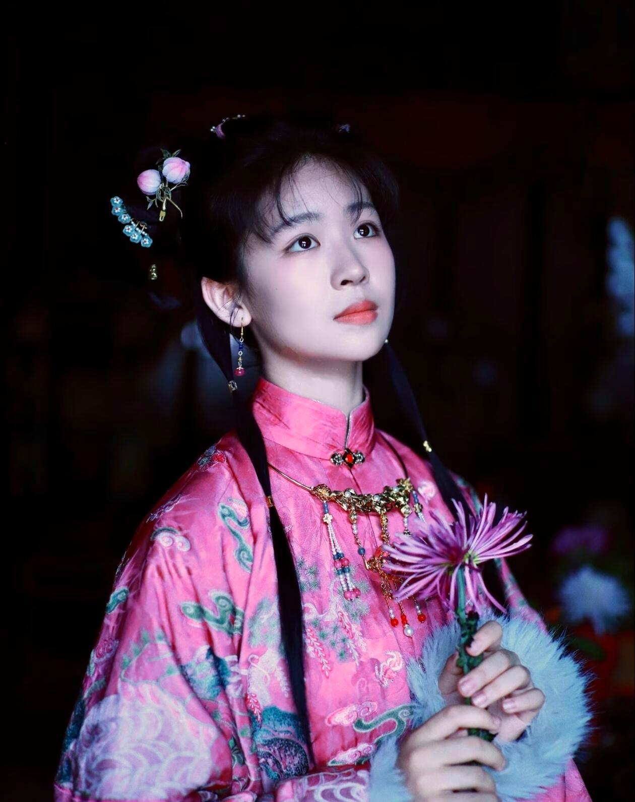 在兰香如故看到白敬亭男扮女装了 来回对比了好几遍剧照，越看越分不清。明明是两个完