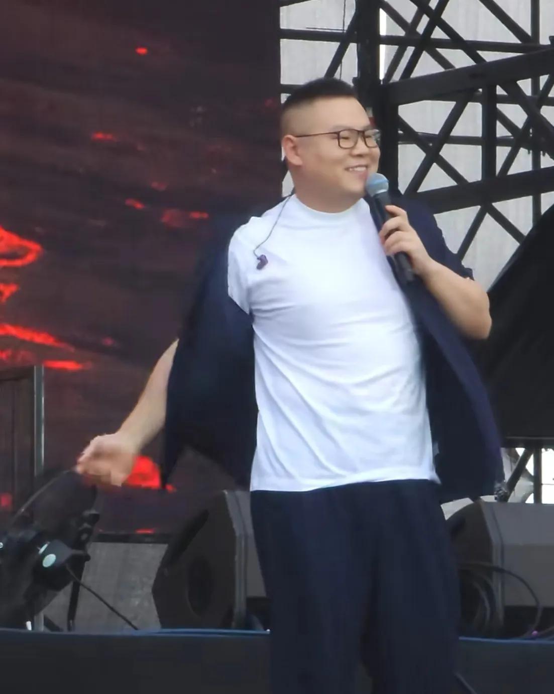 岳云鹏，吓到了！
5月3日，在音乐节上岳云鹏被台下的大批女方齐喊“脱掉”，他小心