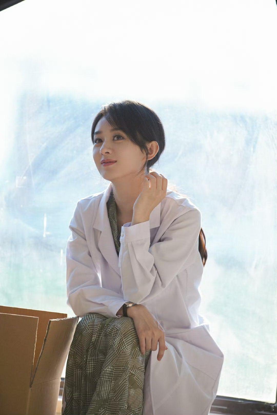 赵丽颖白大褂造型赵丽颖穿白大褂太有气场！温柔与锋利切换自如，医生角色被她演活了！