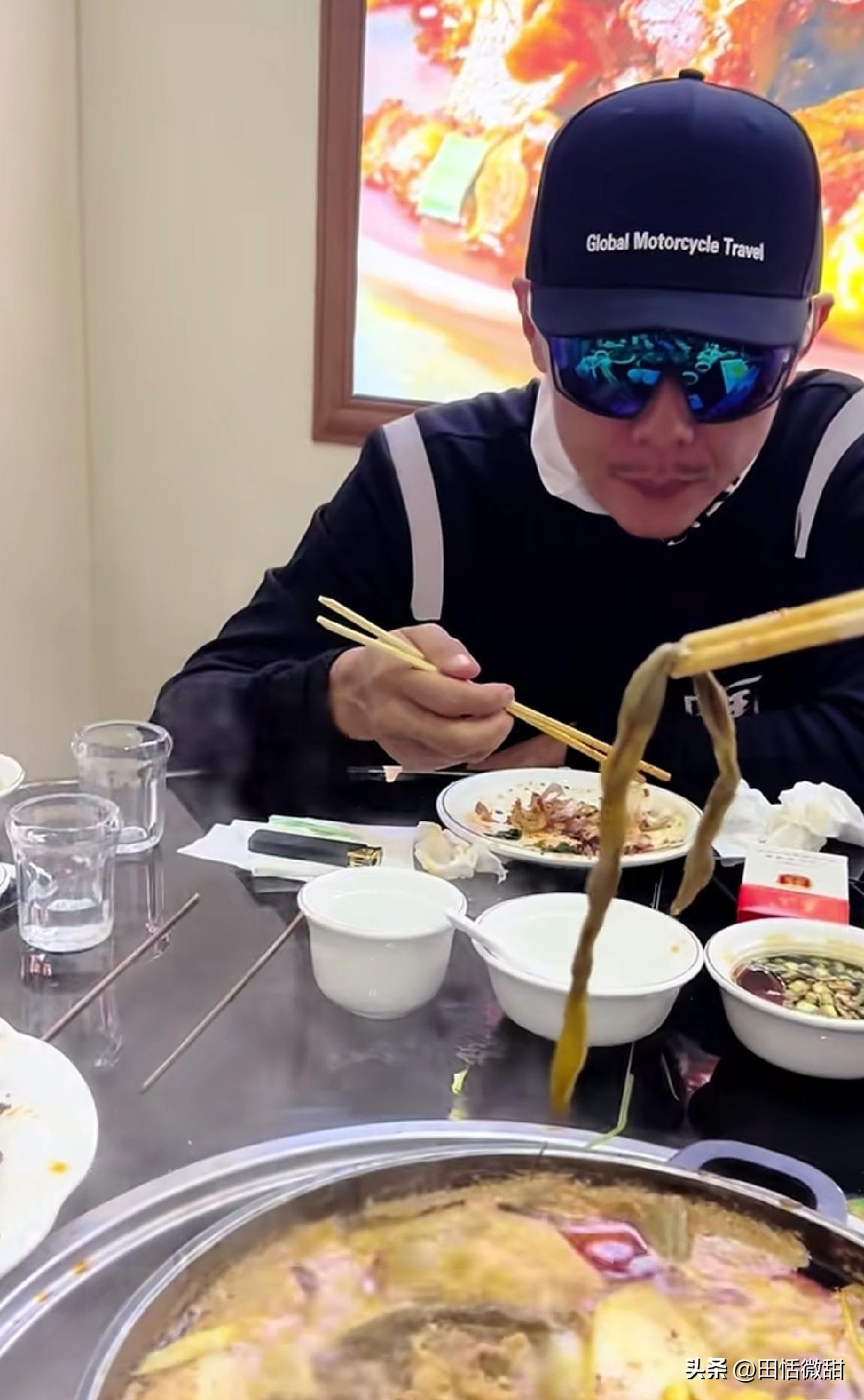 主持人大冰怎么了？

在屋里吃火锅戴墨镜、帽子，引起了不少网友的疑问。“冰叔眼睛