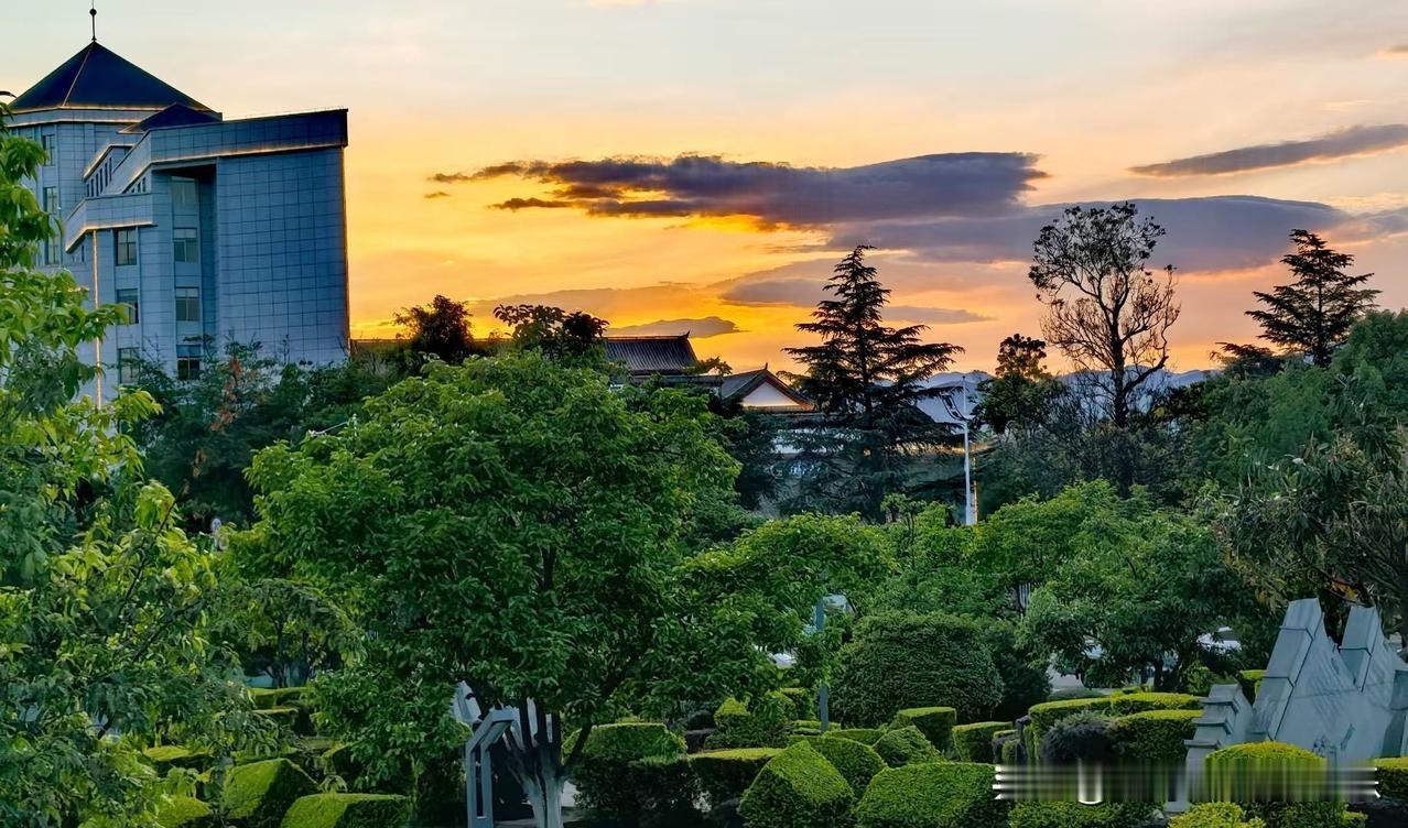 时代面前我们个体都显得渺小无比，没几人会在意你过得如何。每个个体利益都可能用来牺