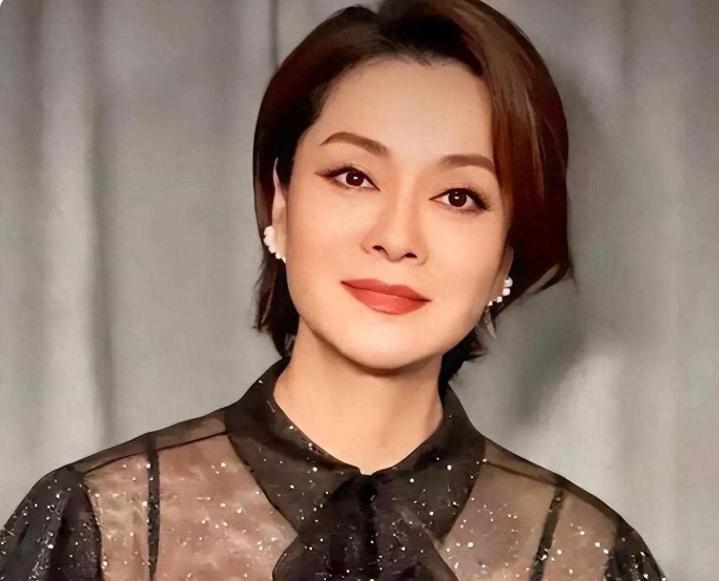 毛阿敏放弃了上百亿遗产，带着儿女远走美国。260亿的遗产，说不要就不要了。当初多