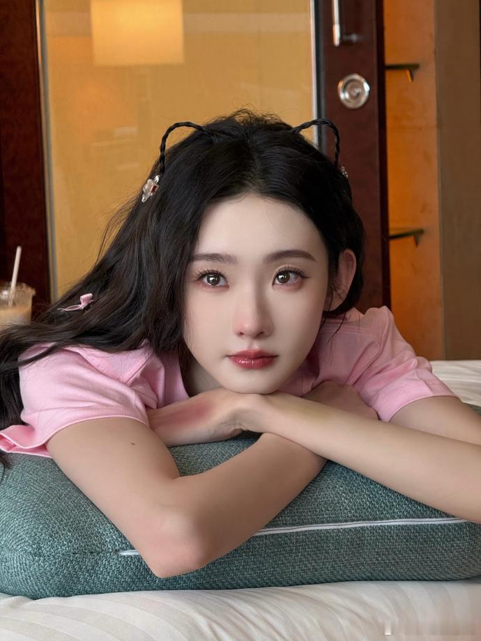 张艺凡用手语回应听障观众张艺凡在路演时，特意为听障观众打出手语问候。这份突如其来