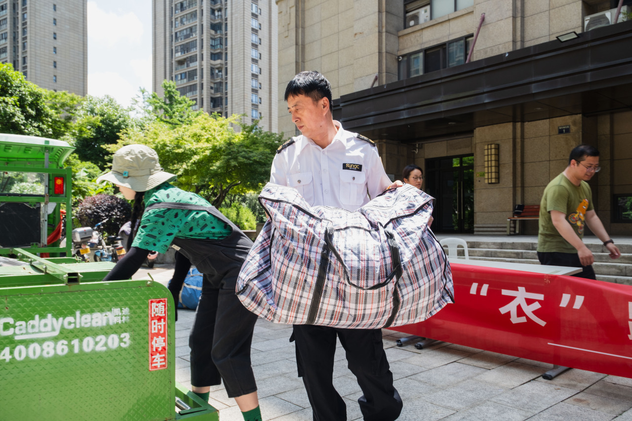宁波江北毛衣奶奶爱心接力传递甬城温度 近日，宁波江北，一场由“毛衣奶奶”韩翠菊发