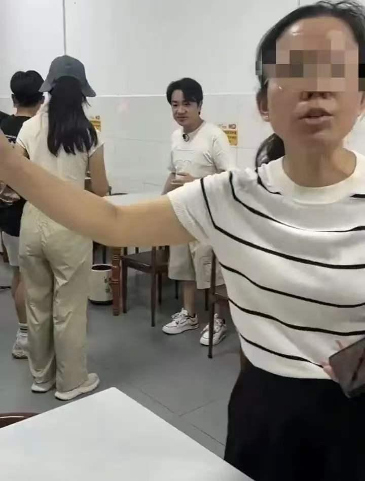 王祖蓝吃粉这件事，最惨的，
不是被质疑耍大牌，不是被赶走的顾客，
也不是赶人的工