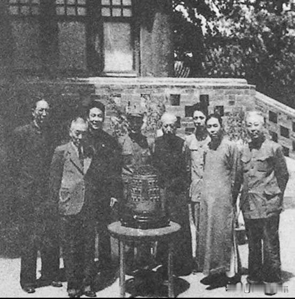 建国初期一次重要的文物捐献活动。照片中从左至右依次为：郑振铎（时任文化部文物局局