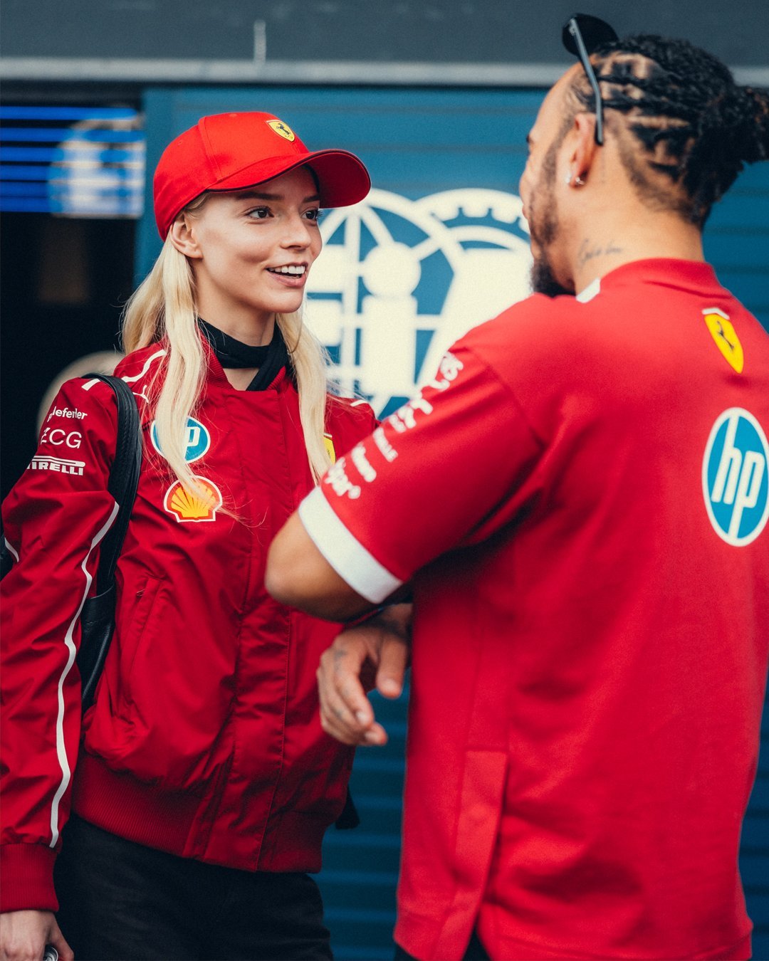 安雅·泰勒-乔伊、丽贝卡·弗格森看F1英国大奖赛｜法拉利官方写真🏎️[手指比心