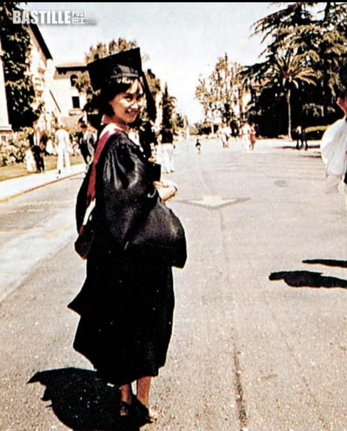 来一组何超琼年幼时的照片，她和超莲是最漂亮的女儿。她爸妈都那么高，她怎么会长不高