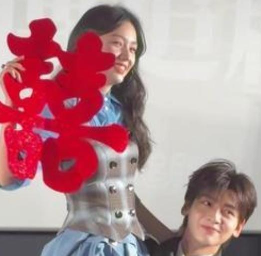 2026年3月19日，年代创业情感剧《你好1983》在北京举办追剧团活动，主演翟