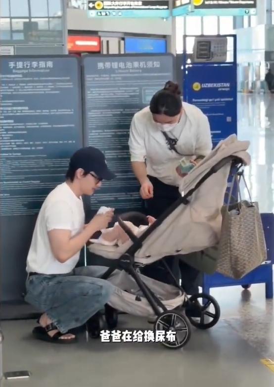 张檬夫妇第一次带孩子坐飞机，他们在机场没有找到母婴室，然后就随便找了一个地方坐下