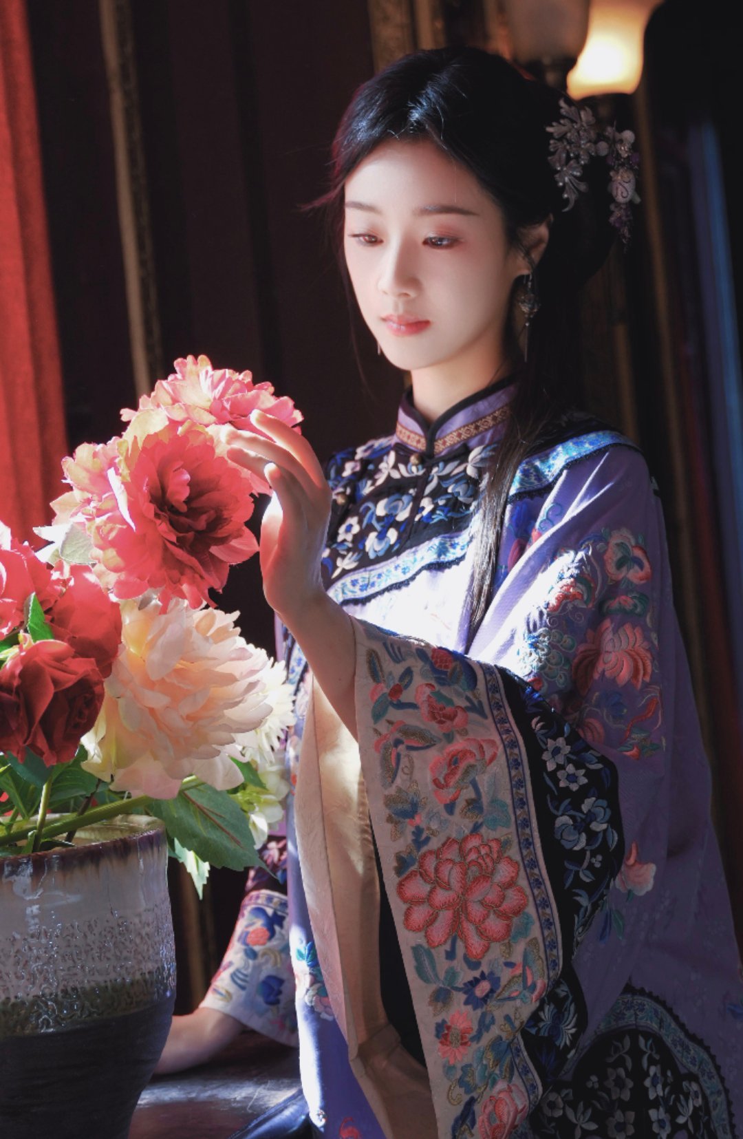 王小亿新剧拍摄计划取消王小亿7月9日会出席上海举办的2026时尚中国之夜红毯，这