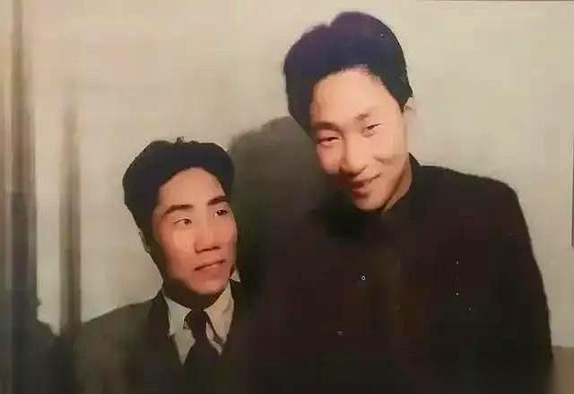 这张泛黄的老照片，定格在1936年。镜头里的人，是14岁的毛岸英和13岁的毛岸青