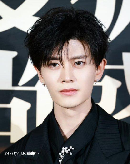 任何人错过任嘉伦的直播我都会伤心的 OK？ 任嘉伦 括弧笑   任嘉伦氛围感超标