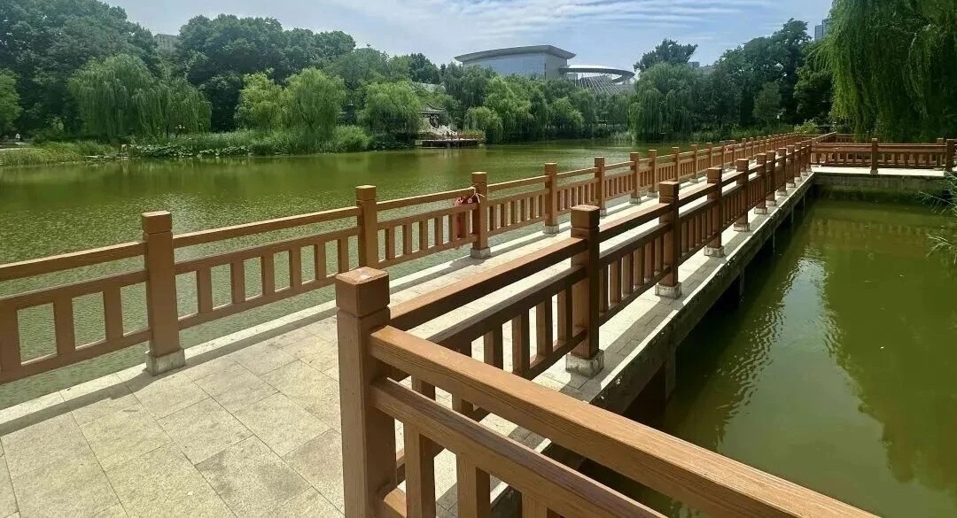 【石家庄市长安公园、平安公园滨水栈桥焕新亮相】日前，石家庄市长安公园、平安公园滨