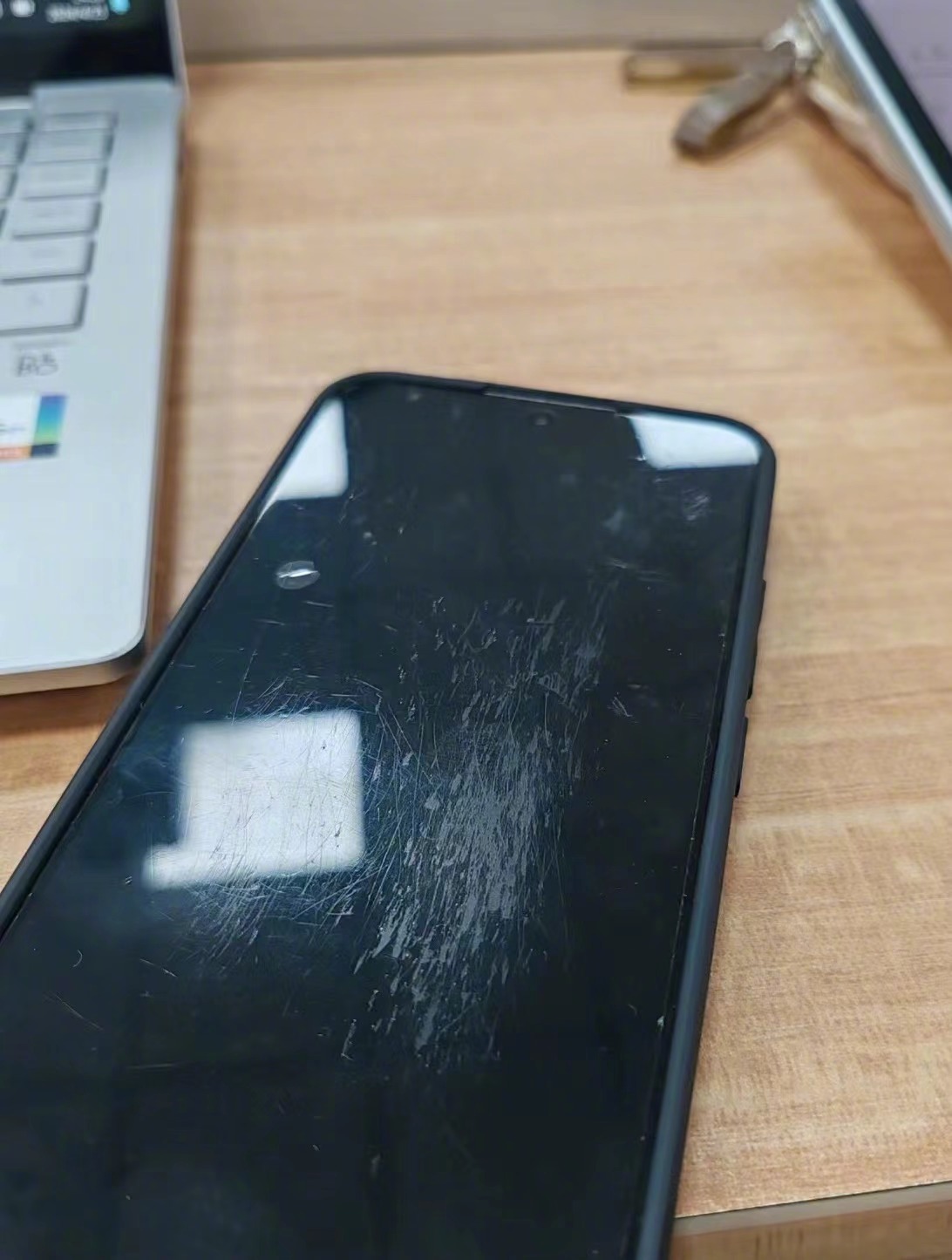 #意想不到的屏幕刺客#裸机党在这个话题里强的可怕，以前我一直归咎为我P人的松弛感