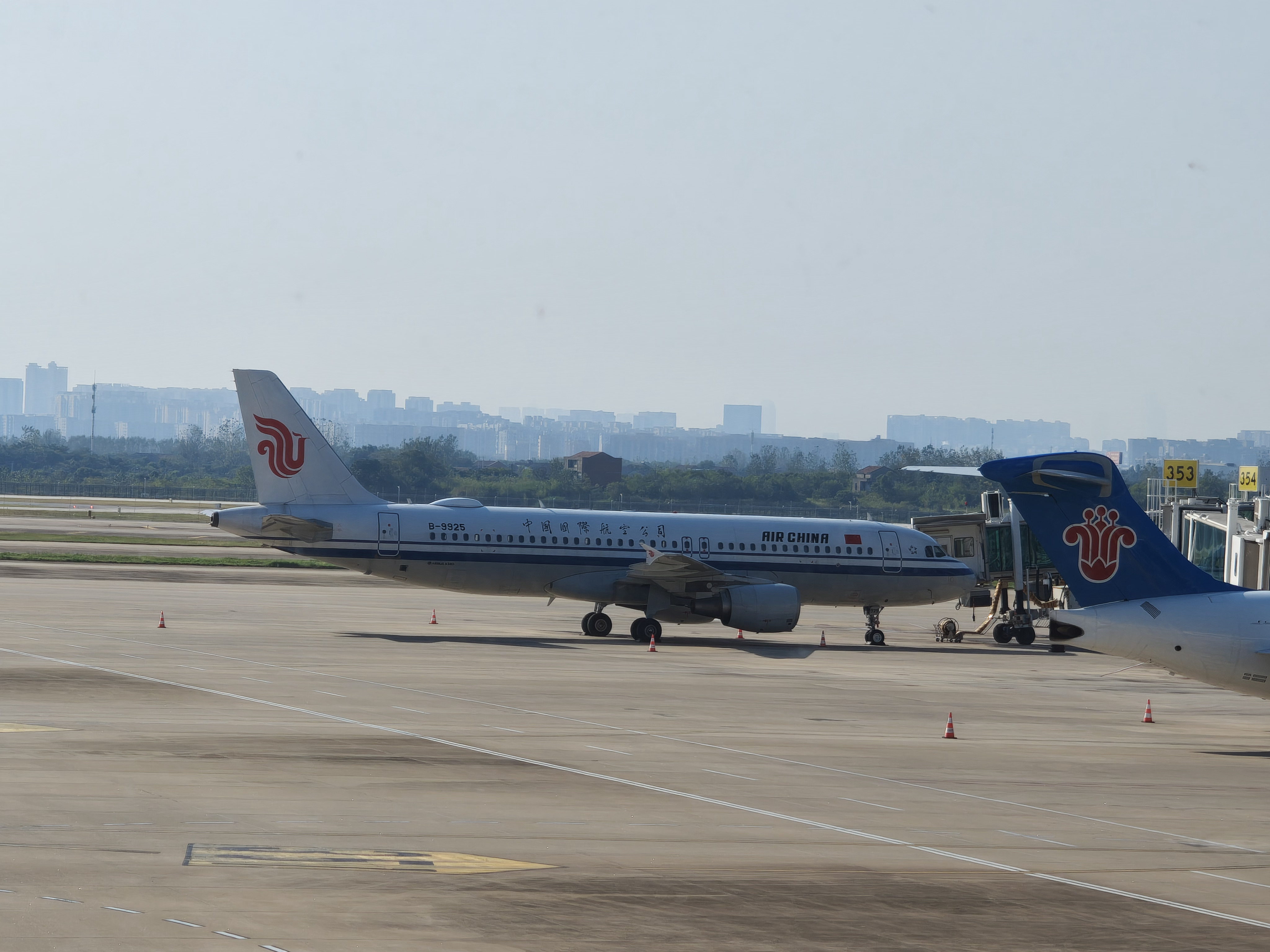 早，今天早班机去北京[嘻嘻]（武汉居然能看到带 Wi-Fi 包的 A320，难得