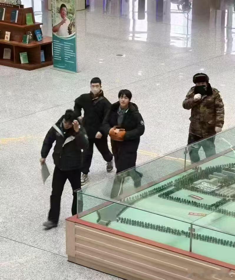 《三人行》去吉林农大取景拍戏了，而吉林农大的校训是“明德崇智”，李明德虽然不在剧