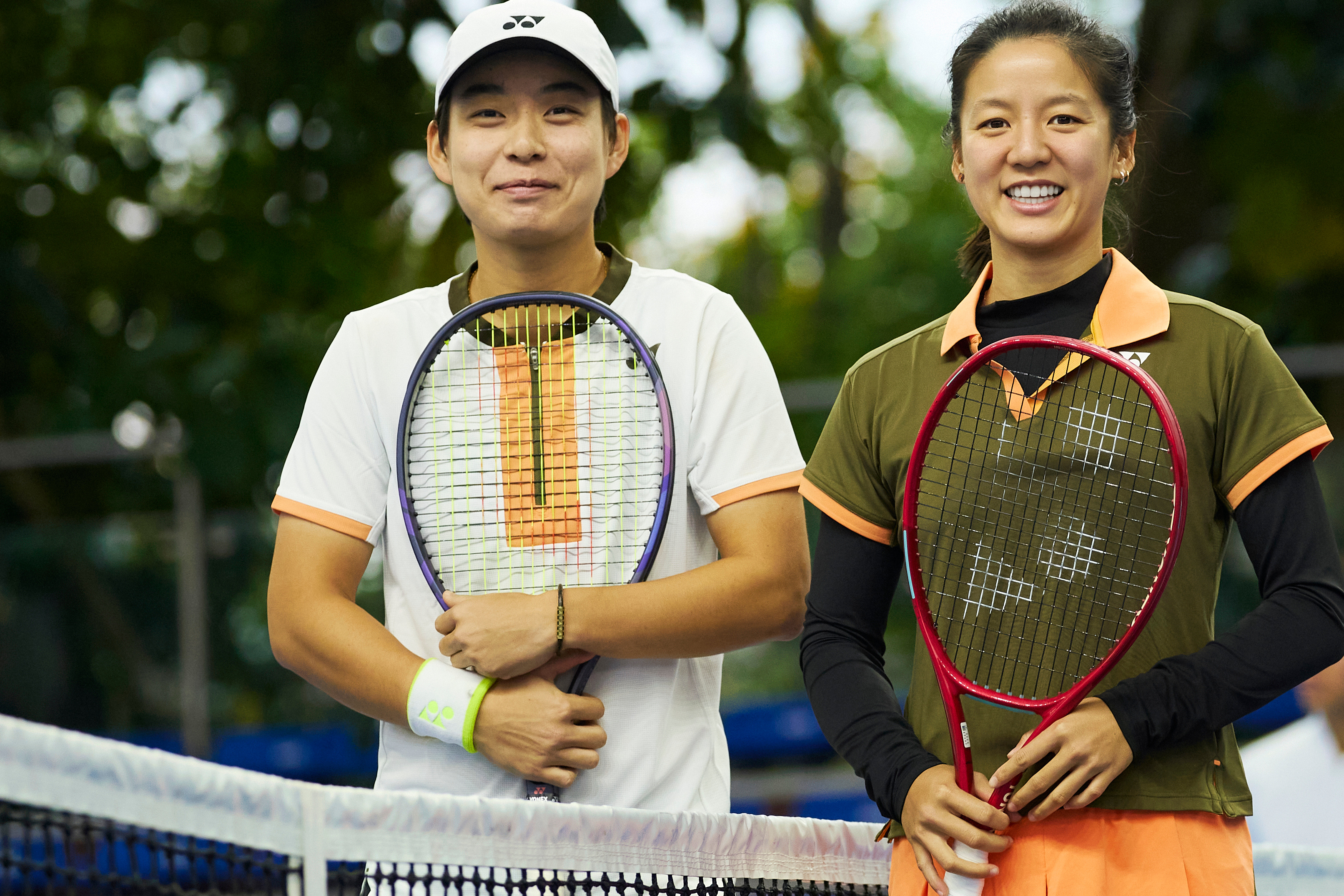 好久不见小白！在网球赛场又遇见白卓璇，！郑妩双和白卓璇的合影气氛很欢乐！期待白卓