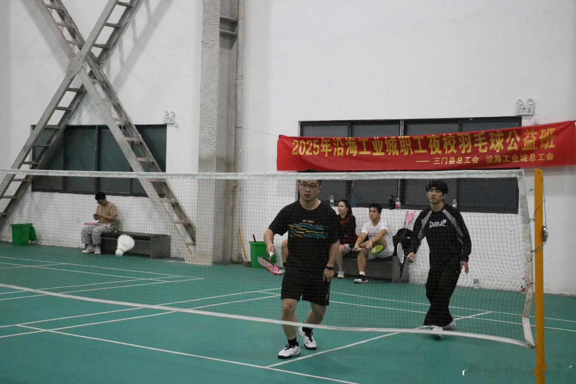 台州三门以球会友奏响温暖同心曲三门沿海工业城羽毛球联谊赛太燃！选手们高远球、扣杀