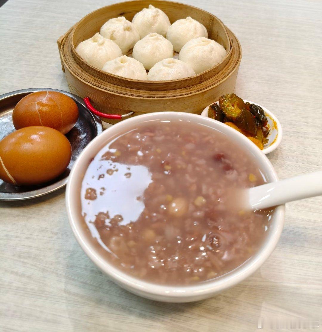 来一碗八宝粥，再配上一笼热腾腾的小笼包 