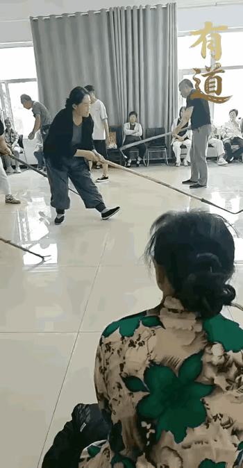 都说当农民不好，做农民辛苦
看看这些老阿姨，做梦都想去种地……！[抠鼻][抠鼻]