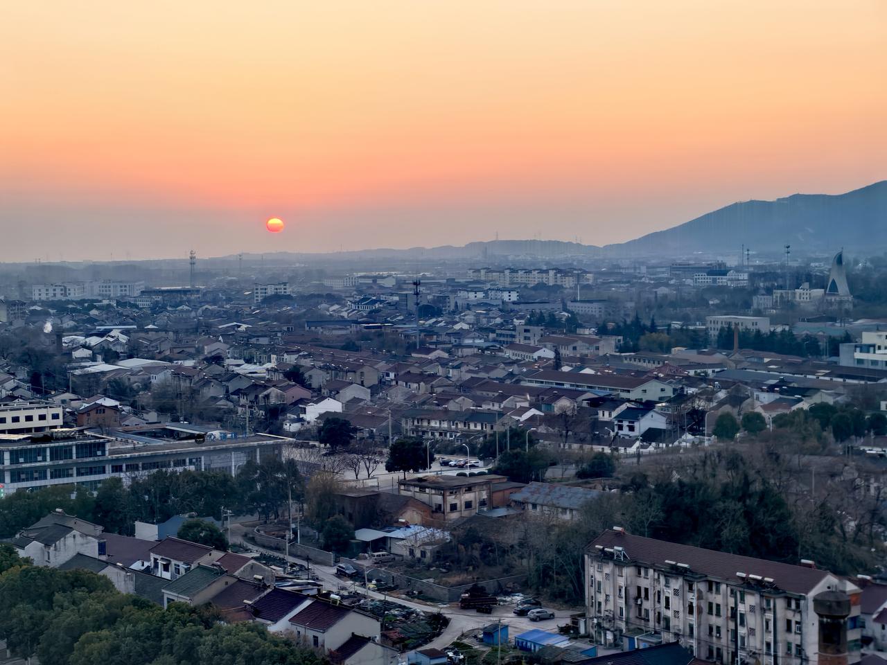 所见随拍记录美好窑火天边一抹霞，新阳醒出紫砂家。