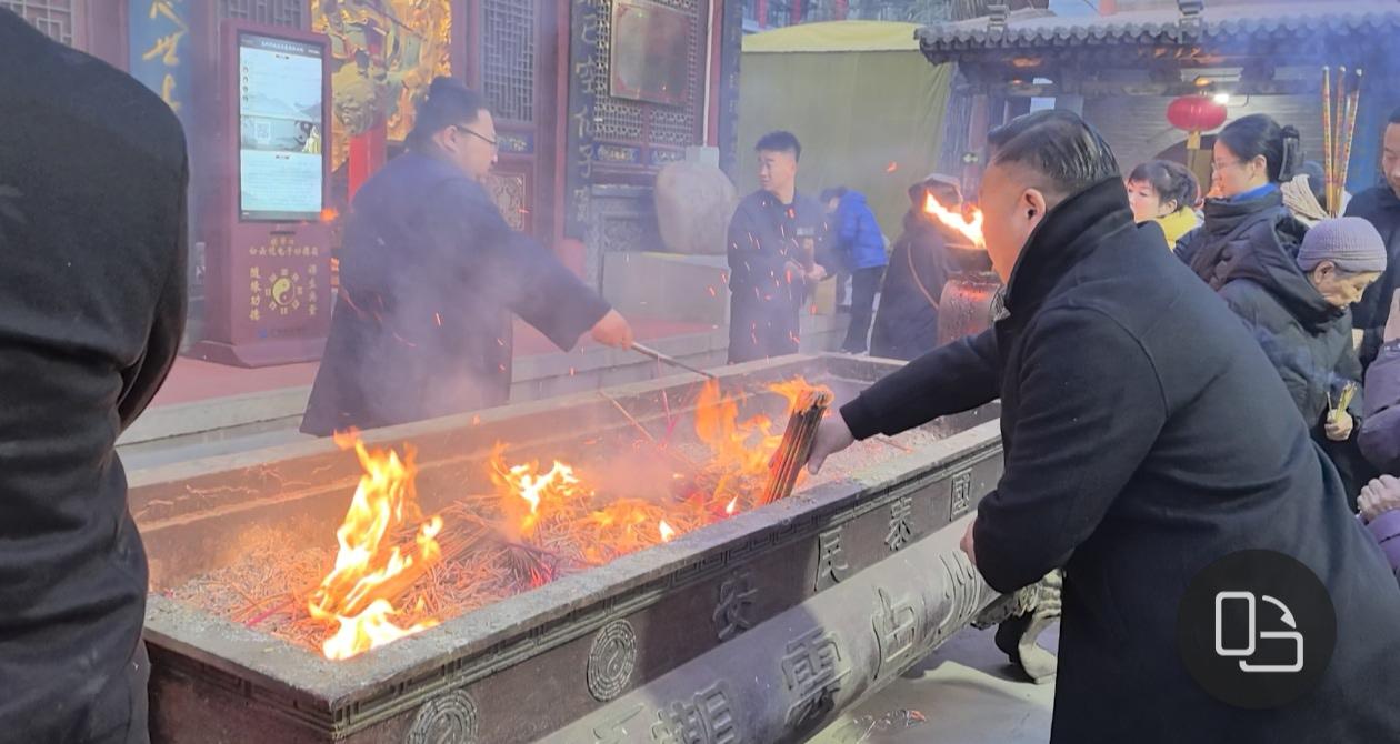 初一清晨白云观祈福

记者王志俭（穿石）文图

三十晚上一家三代五口围坐桌边。一