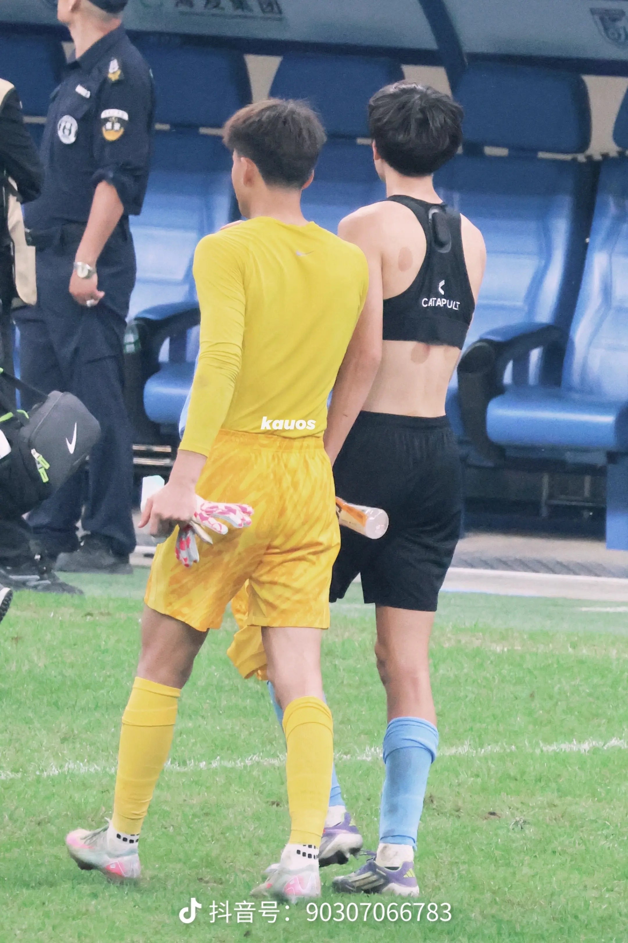 小朱小李。。新赛季的球衣还能不能给对方留一件。。。。刚好今年都是16号 黄子好守