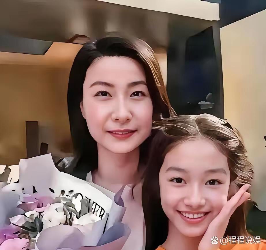 郭晶晶女儿霍中妍最近真的火啦！看曝光的正脸照，简直惊艳到我。小小年纪就长开了，那