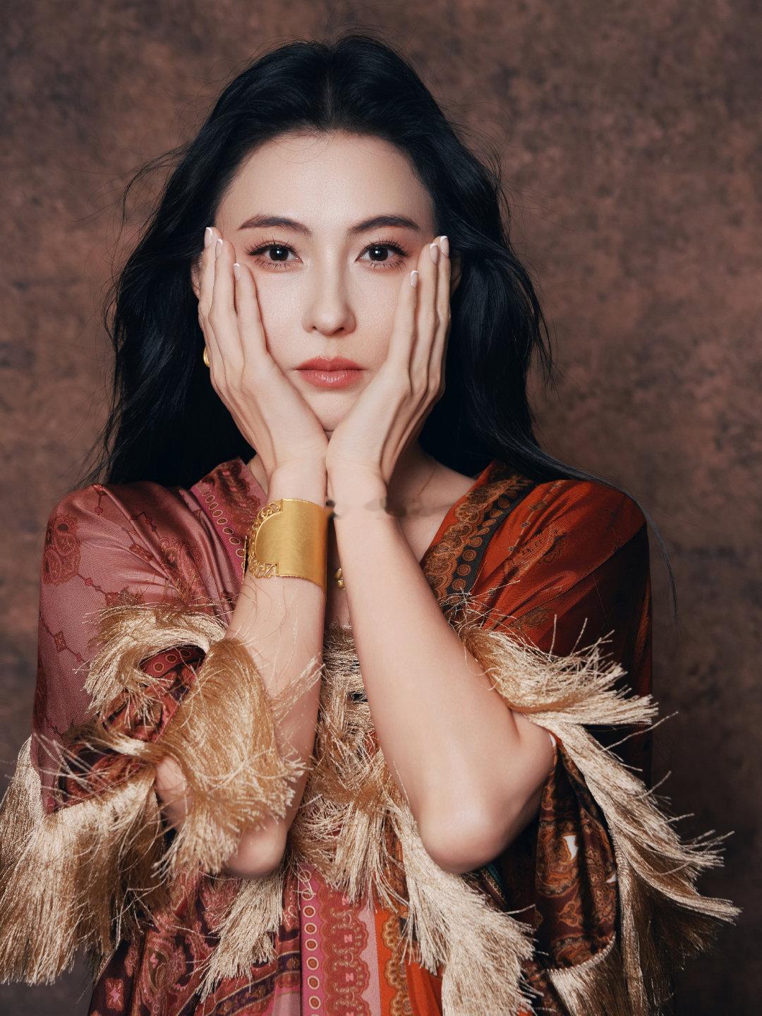 张柏芝美得梦回无极 民族风配色其实很挑人，但穿在张柏芝身上就只有两个字：合适。她
