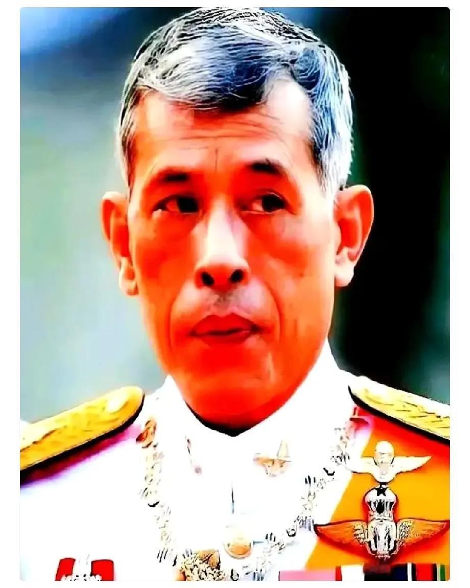 5400亿泰铢，说走就走。

泰国前总理佩通坦因被法院“请”下台而引发网友的恐慌