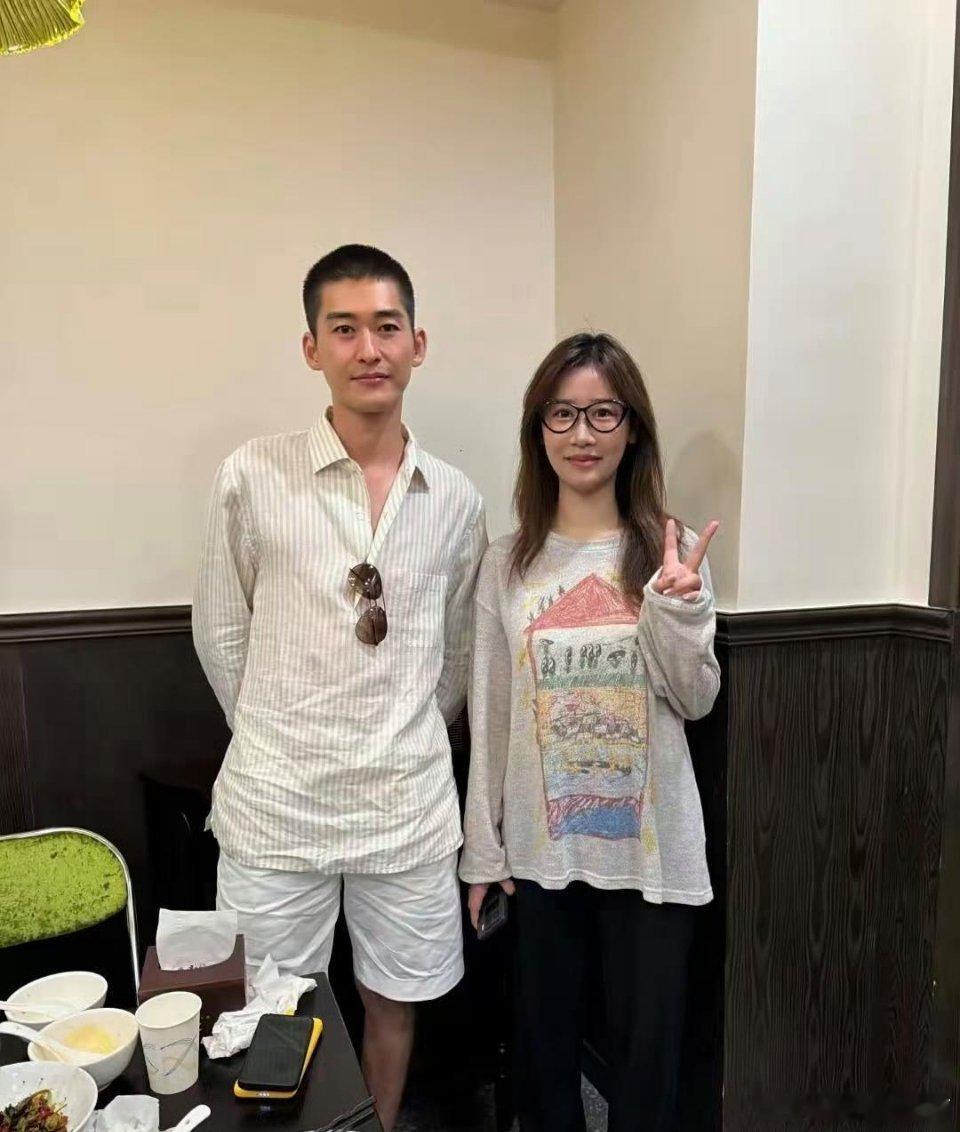 张翰在上海逛街吃饭被偶遇，他减肥了，剪了寸头，没有油腻的感觉了 