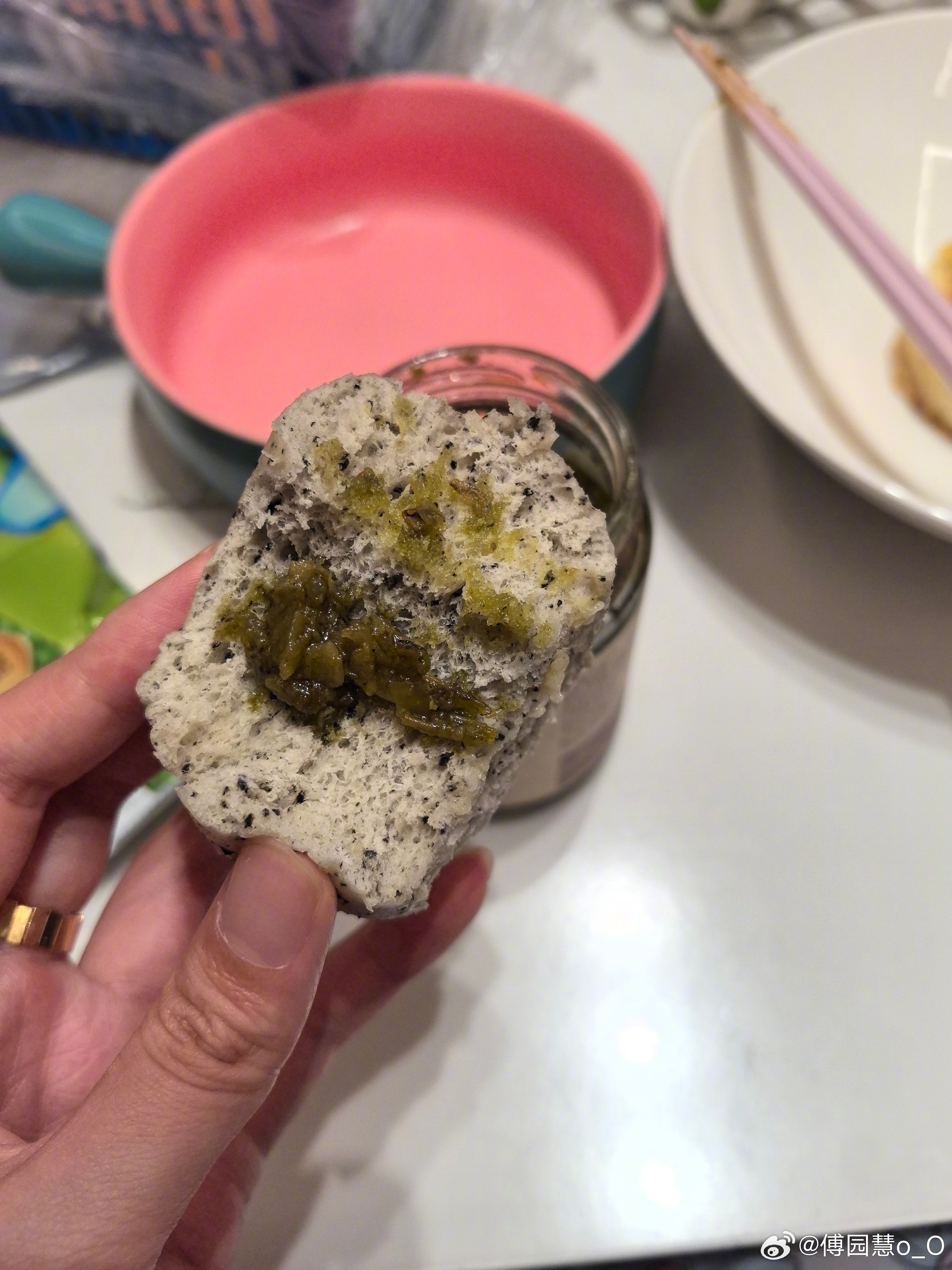 冒个泡亲娘嘞我的最爱实心大馒头加无敌青椒酱能吃三个巴掌大的大馒头有人跟我一样喜欢