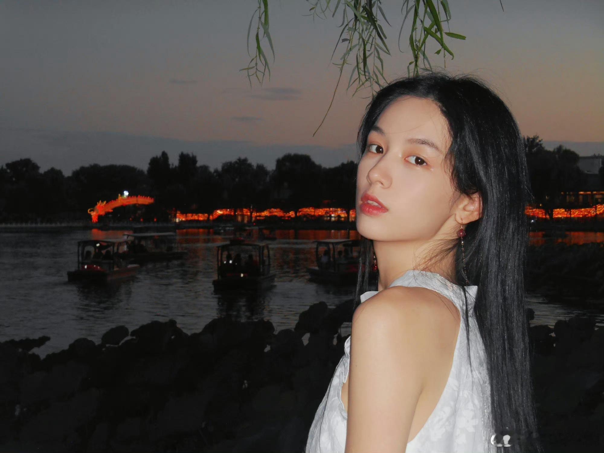 我也想和周也在夏天一起遛遛弯[doge]身边站一个美女走几公里都没得问题！ ​​