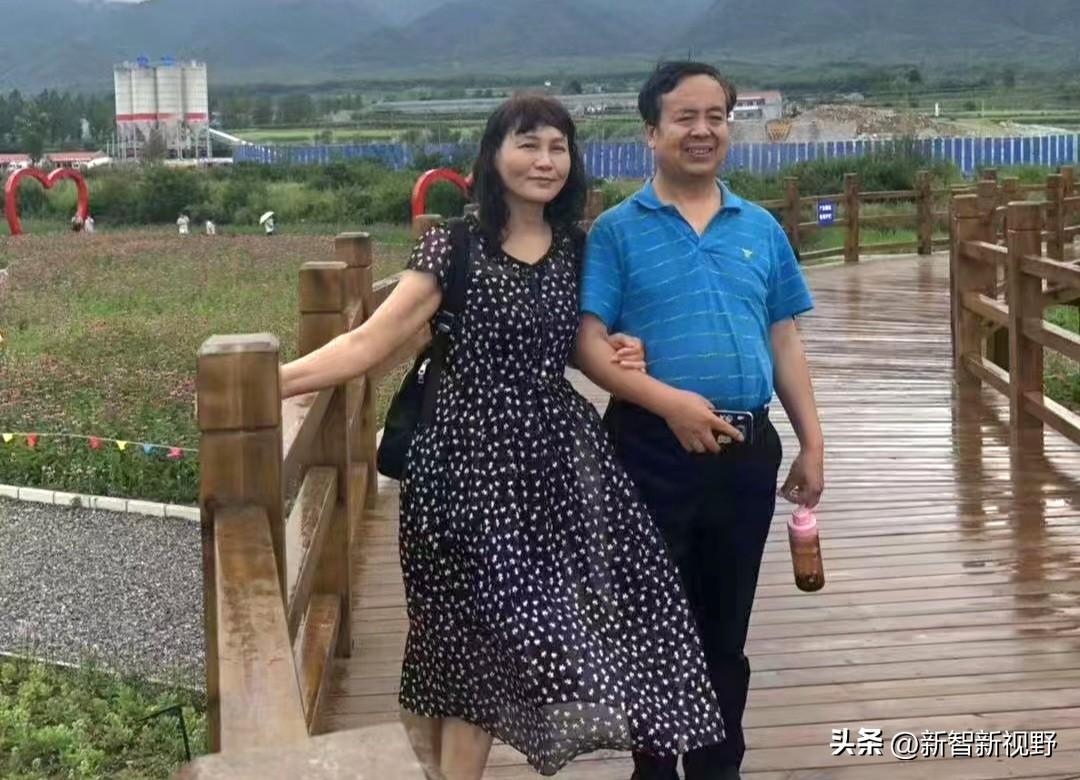 与爱人手牵手，漫步在乡间小道上，感受生活的美好与宁静。🌿💕带老公散步 温柔牵