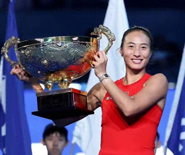 冠军夜举杯！郑钦文中网封后，霸王茶姬明天全场买一送一