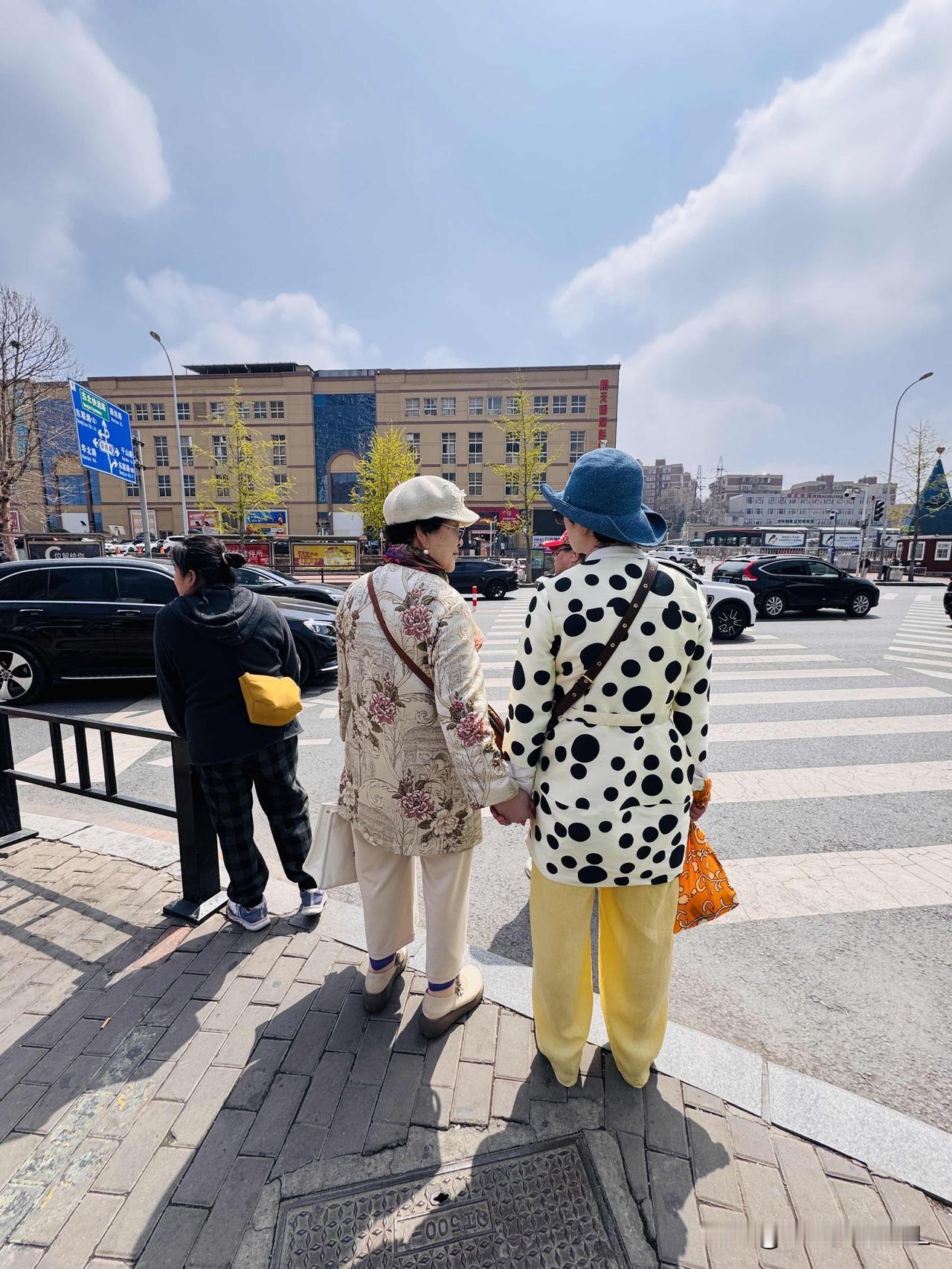在华南广场，等红绿灯的时候，看到前面的两个老太太，穿衣打扮特别好看，又干净又清爽