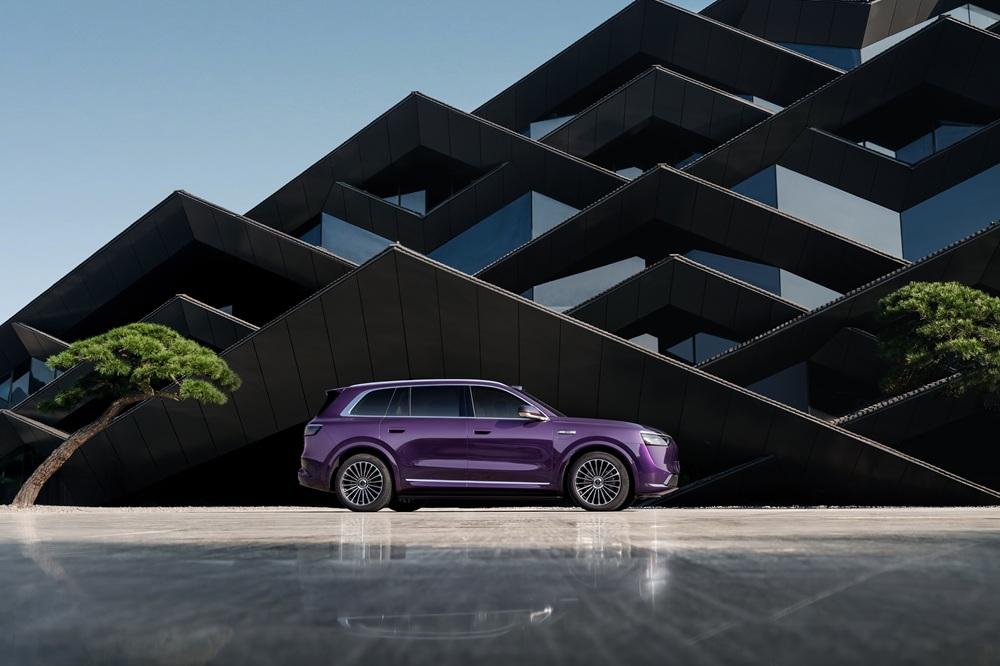 问界M8以15万交付重定市场格局，OTA进化引领春节出行新体验
春节返乡的车流中