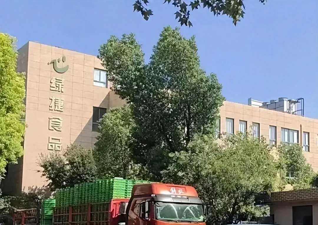 上海绿捷实业发展有限公司这次真的是“臭名远扬”了！500多所学校、50万份学生餐
