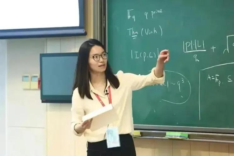 韦东奕那可是连续好多天像个“知识小粉丝”似的听王虹讲座，一下课还麻溜地主动去请教