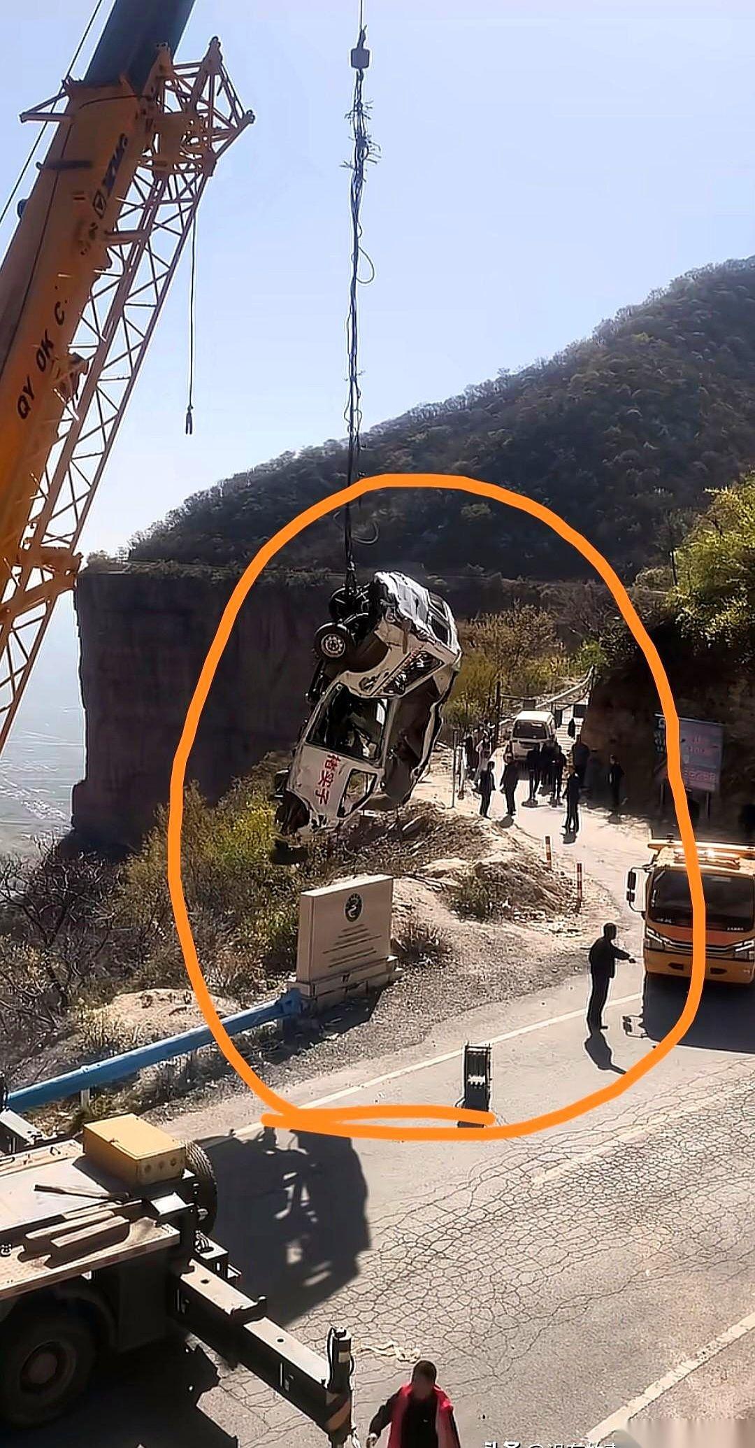 几十公里的盘山路，哪哪都有护栏，偏偏就这个弯，断开一个豁口。
吊车的引擎嗡嗡地响