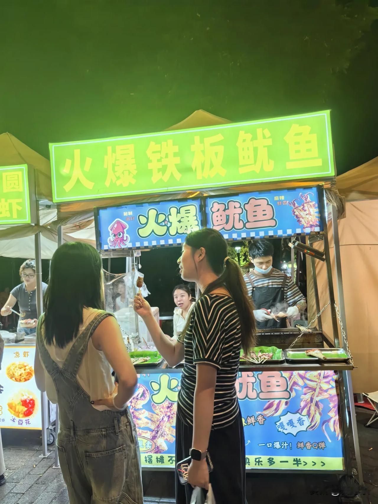 黄水的又一大硬伤：烟火虽好，莫让夜市油烟扰了黄水的清凉

黄水大剧院广场，是避暑