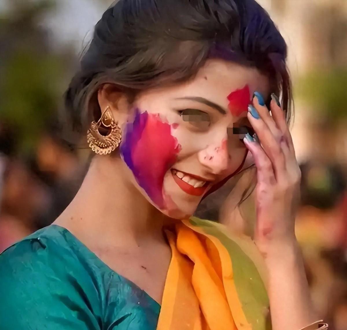 在印度的机场安检口，陈屿的手心里全是冷汗，死死攥着那几张发黄的中文信。

就在前